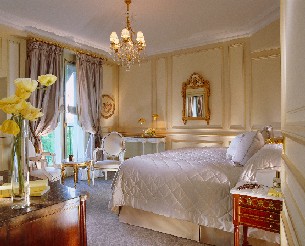 Palace rated hotel bedroom - 5 star hotel - hostels247.com