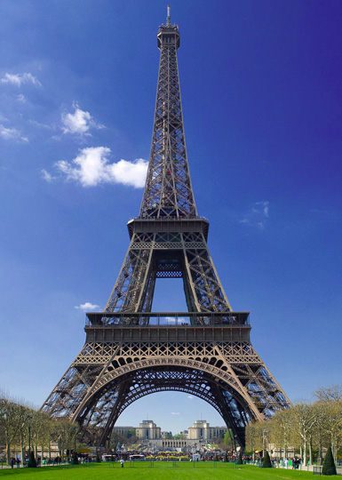 Honeymoon Romance in Paris - Eiffel Tower in Paris France - Hostels247.com Blog
